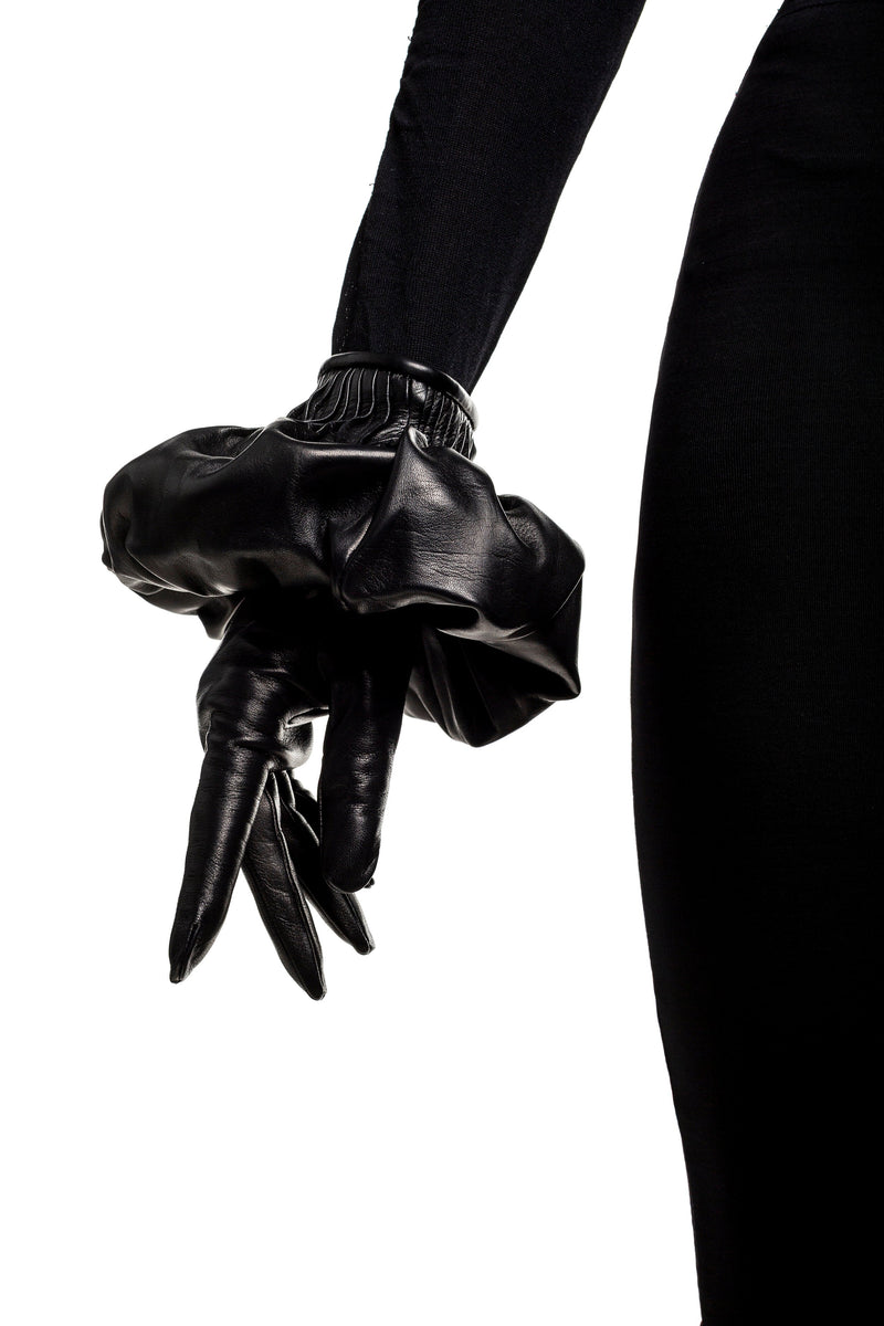 Mit Seide gefütterte schwarze Lederhandschuhe für Damen mit plissiertem Handgelenk-Detail-Faye