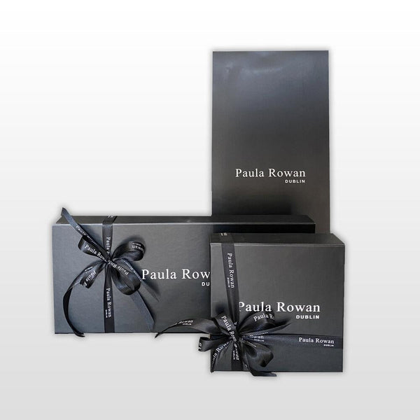 Damenhandschuhe aus schwarzem Leder mit Seidenfutter und Stulpe aus Straußenfedern -Simone